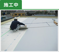 外壁防水施工中の写真